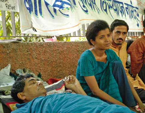 AISA LEADERS MONA DAS, AWADESH AND JNU PROFESSOR KM CHENOY SITTING ON INDEFINITE FAST AT JANTAR MANTAR IN NEW DELHI