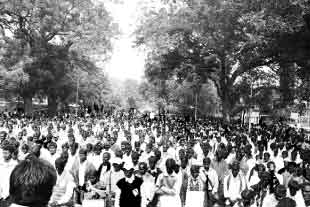keeping silence in memory of mumbai victims