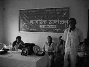Kundan Singh, Father of Rahul Raj, victim of fake ancounter in Mumbai, (seated) at Cadre Convention.